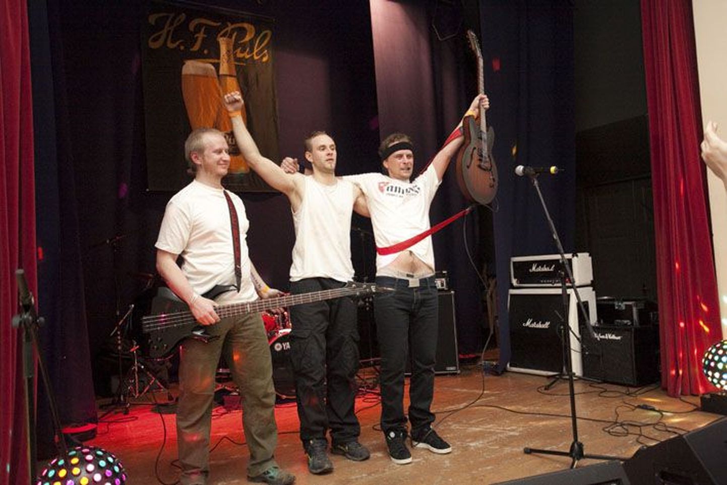 Airheads astus üles ka talvisel muusikafestivalil Green Christmas. Pildil vasakult: basskitarrist Tanel, trummimängija Martin ja  kitarrist/laulja Rainz.