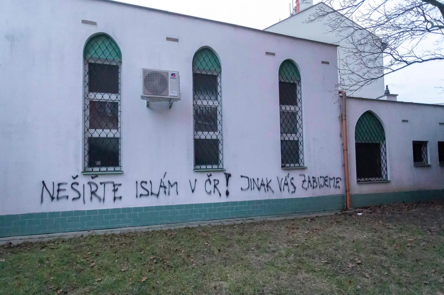 Brno mošee seinale soditud grafiti, milles ähvardatakse tappa moslemeid.