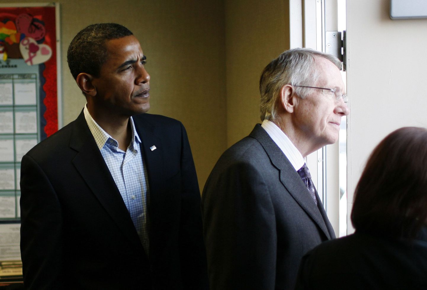 2008. aasta novembris tehtud pildil ootab siis veel presidendikandidaat Barack Obama koos senati enamuse liidri Harry Reidi kõrval järjekordse kampaaniaürituse algust.
