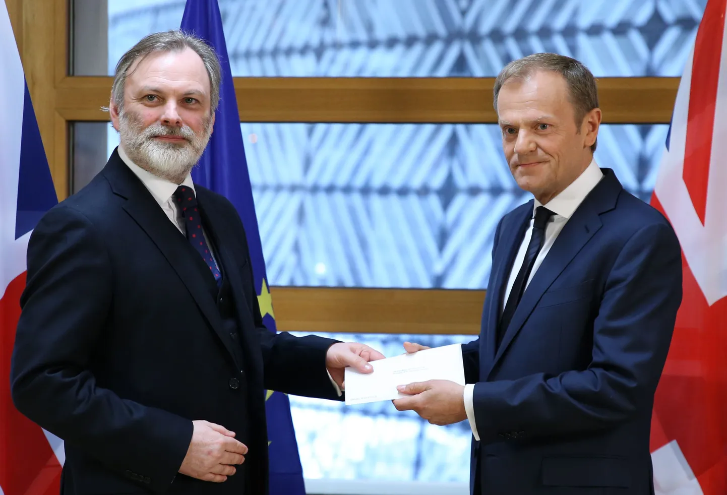 Sir Tim Barrow Euroopa Ülemkogu presidendile Donald Tuskile Brüsselis üle andmas kirja, millega algatati Brexit.