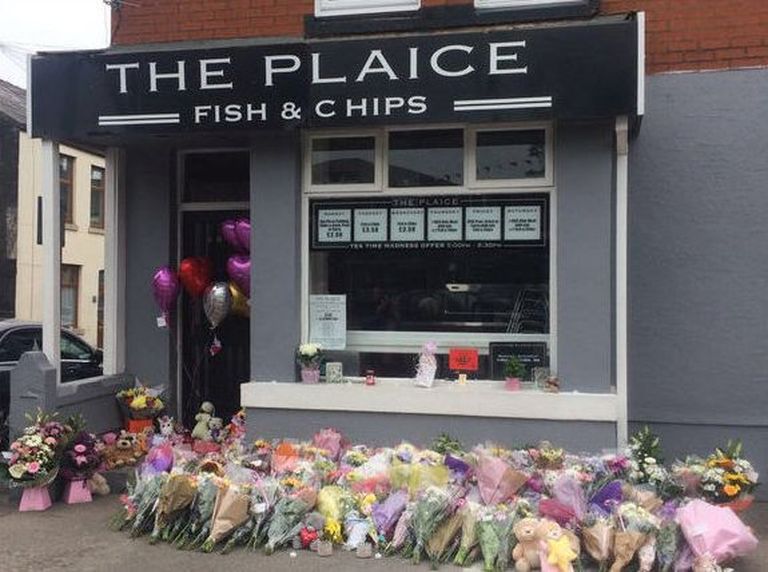 Manchesteris asuv Fish&Ships, mis kuulub rünnakus hukkunud kaheksa-aastase Seffie Rose Roussose isale. Sinna juurde toodi tüdruku mälestuseks lilli