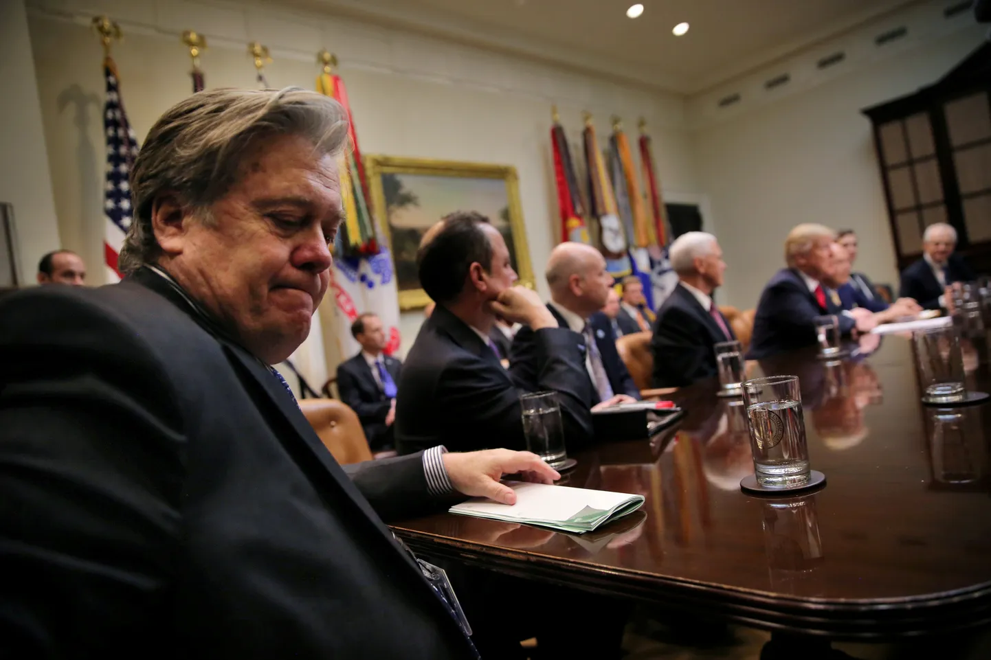 Steve Bannon (vasakul) president Donald Trumpi ja Kongressi liikmete kohtumisel mullu veebruaris, kui ta oli veel Valge Maja peastrateeg. Nüüd süüdistab Bannon Trumpi riigireetmises.
