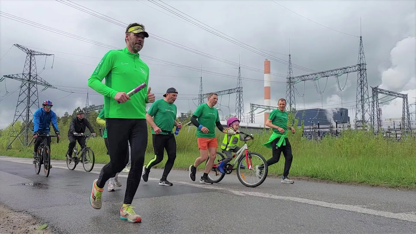 Teatejooksul osalejad on jõudnud viimasele kilomeetrile, taamal paistab Auvere elektrijaam.