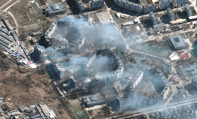 Venemaa rünnakus süttinud korrusmajad Ukrainas Mariupolis 19. märtsil 2022