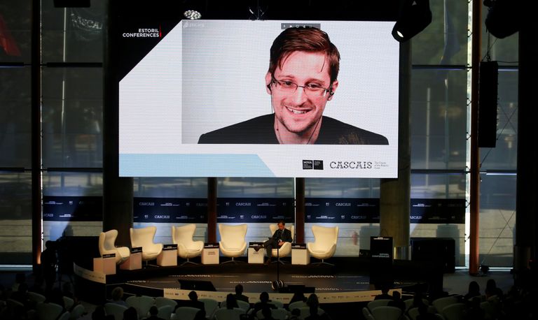 Edward Snowden rääkimas mais 2017 video vahendusel Portugalis Estorilisi toimunud sõnavabaduse konverentsil