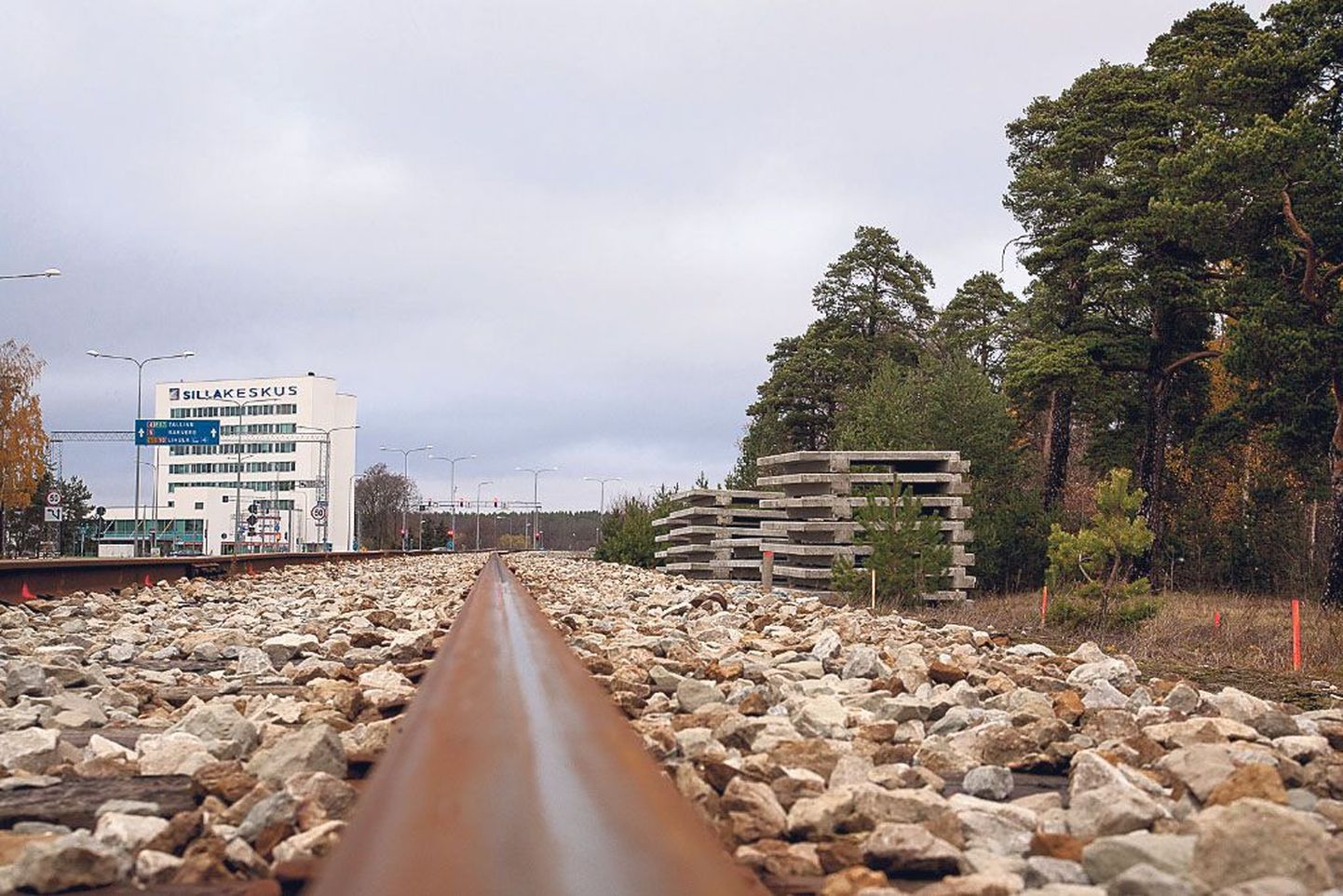 K-Rauta taha raudtee äärde ladustatud paneelidest valmib 1. detsembriks Tallinna-Pärnu liini Pärnu peatuspunkt, kus esimene rong peatub 2014. aasta esimesel päeval.