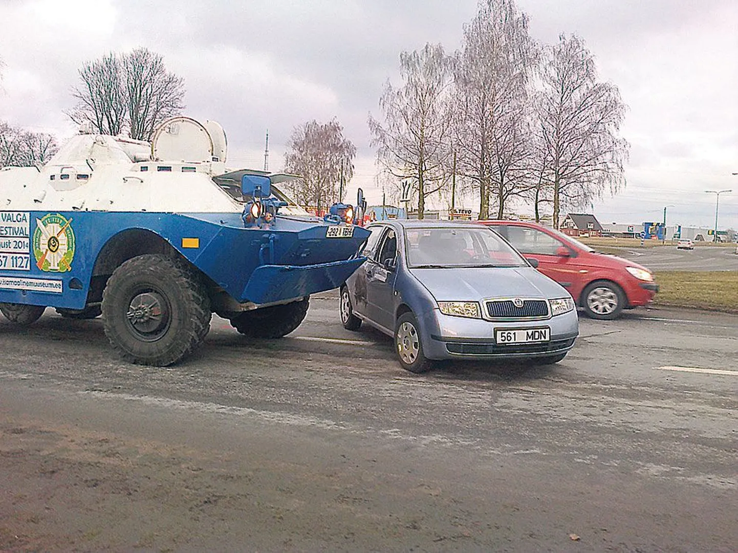 Pühapäeva õhtul juhtus Tartus Riia ringristmikul üsna harv liiklusõnnetus, kus avariisse sattusid sõiduauto ja Motoexotika messilt koduteel olnud soomusauto.