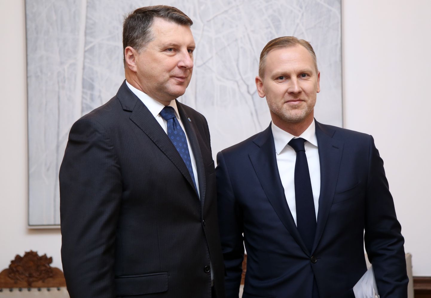 Läti president Raimonds Vējonis (vasakul) kohtus teispäeval kolme peaministrikandidaadiga, nende seas ka Aldis Gobzemsiga (paremal).
