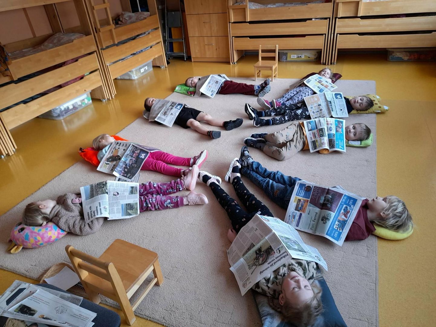 Lapsed katsetasid, kas ajaleht annab sooja.