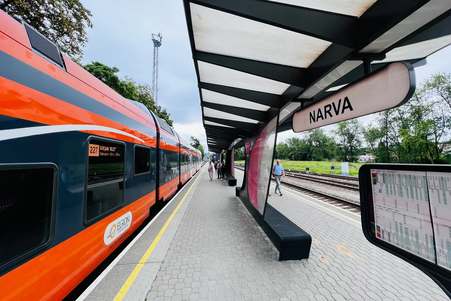 Железнодорожная станция "Narva" и поезд "Elron".
