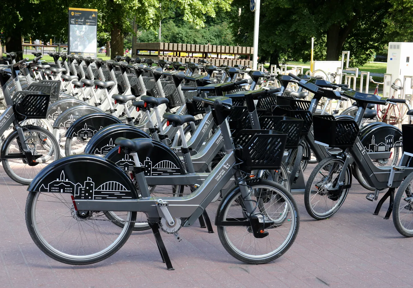 Pildil rattaringluse elektrirattad Tartu kaubamaja juures parklas.