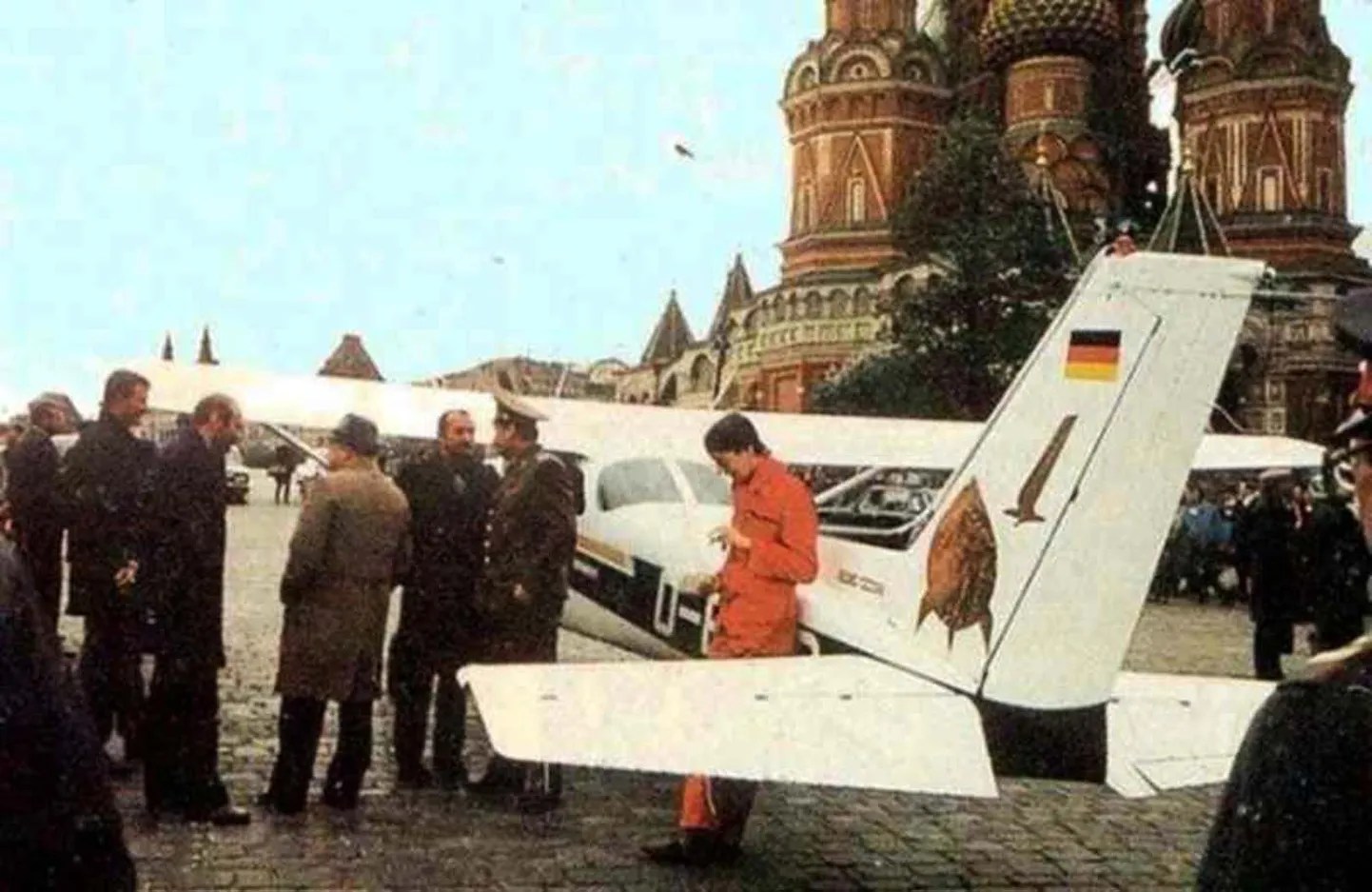 Mathias Rust ja tema lennuk Cessna 172 Moskva Punase väljaku juures.