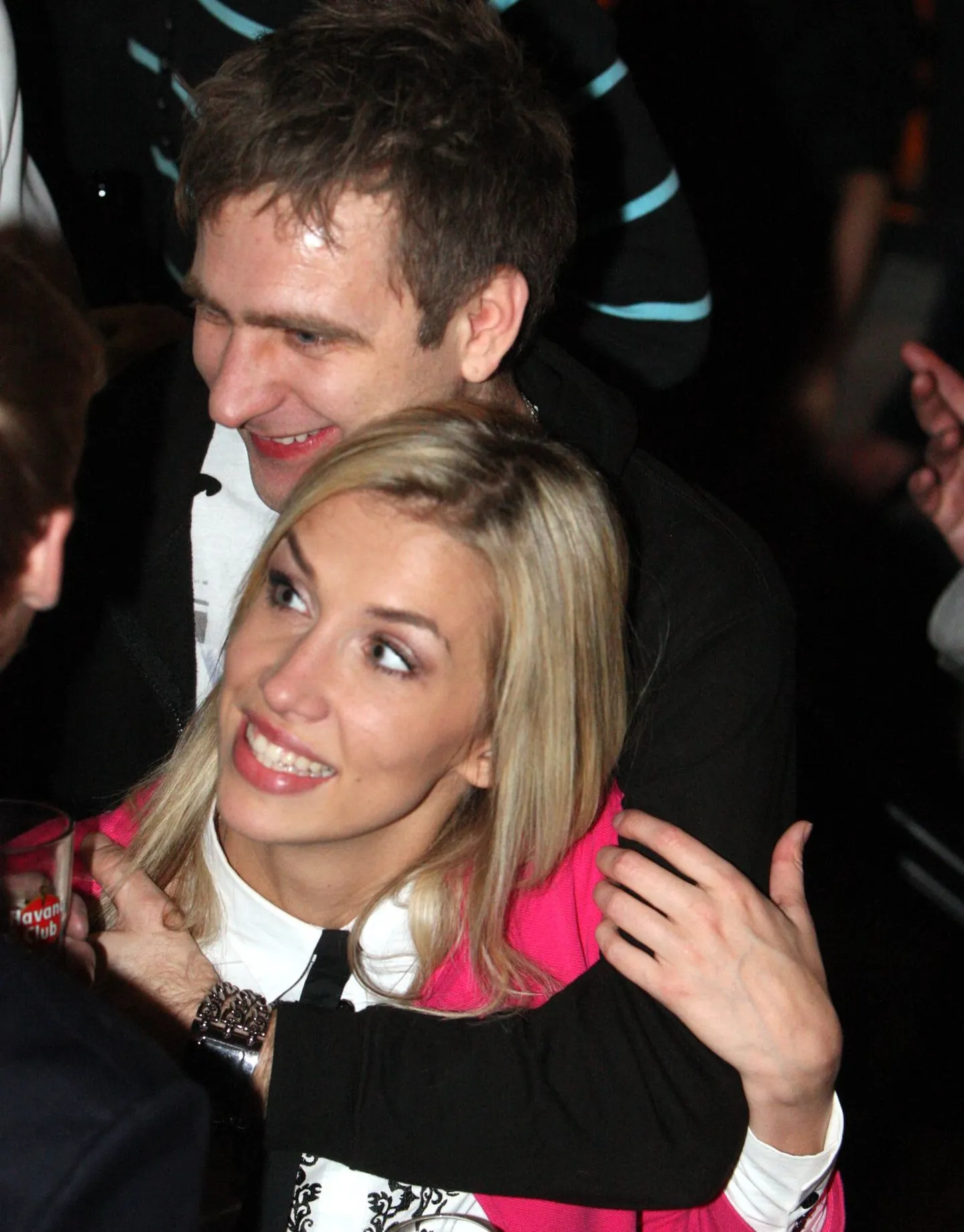 EMA gaala 2012 afterparty Maakri tänava pubis Massimo.
Muusik Tomi Rahula nautis järelpidu uue blondi armsama kaisus