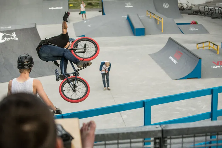 BMX-freestyler Sander Saard naudib õhulende.