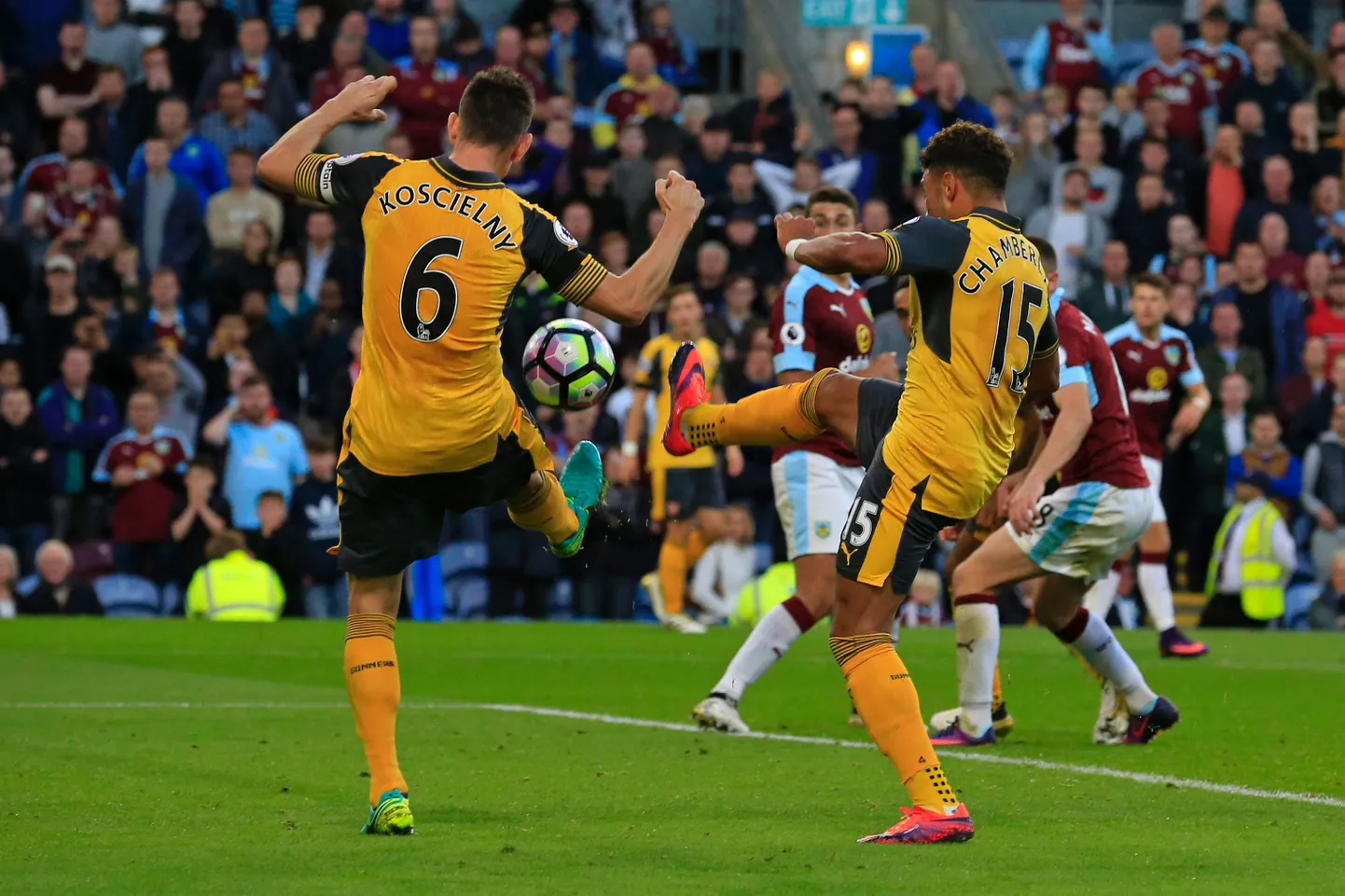 Pall lendab selles olukorras lõpuks Laurent Koscielny (vasakul) käest väravasse. Eelnevalt lööb palli vastu tema kätt Alex Oxlade-Chamberlain.