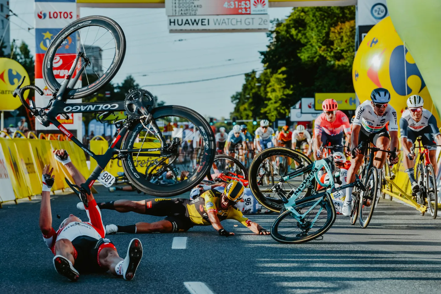 Poola velotuuri avaetapi finišis juhtunud kukkumine.