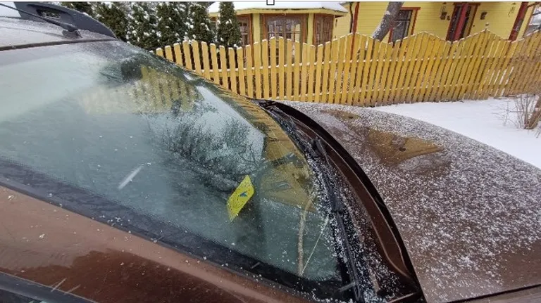 Ants Aaman demonstreeris, kuidas ta tavaliselt parkimiskella asetab. Sama pildi saatis ta ka parkimist korraldavale ettevõttele.