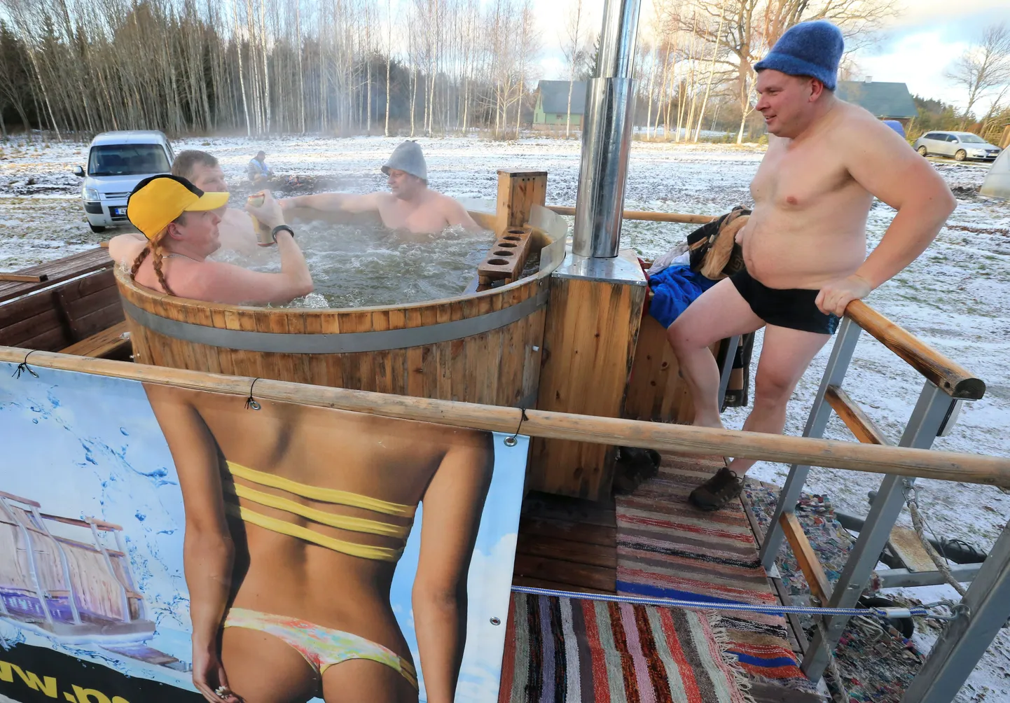 Saunaorienteerujad võistkonnast Kark mõnulesid Punase Kuke kümblustünnis ja nautisid karget talveilma.