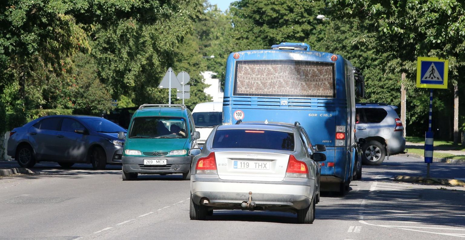 Ravila tänava ja Viljandi maantee samaliigiliste teede ristmikul peavad autojuhid tipptunni ajal arvestama liiklusummikutega.