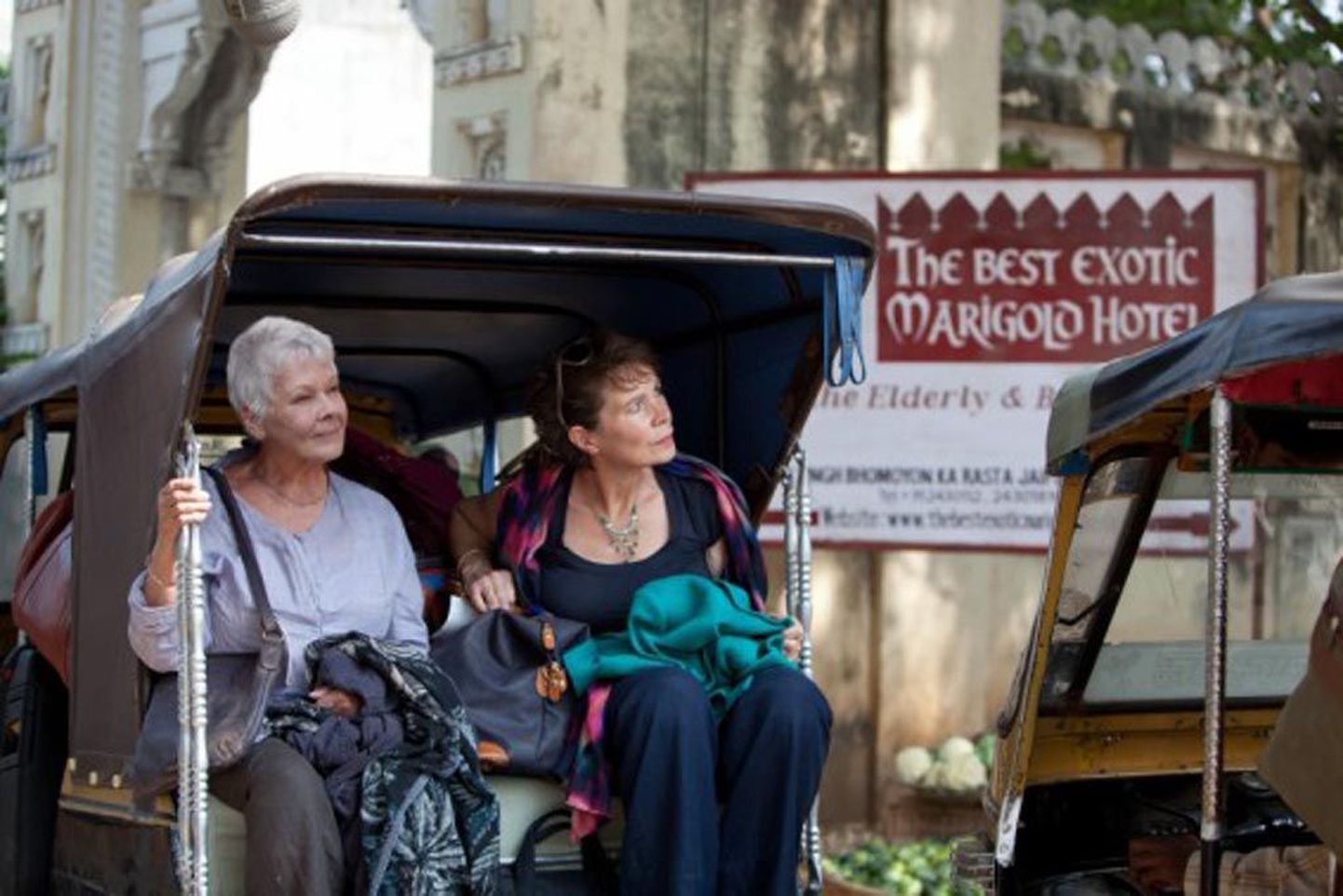 "Parim hotell terves Indias" räägib grupist briti pensionäridest, kes soovivad kolida Indiasse elama.
