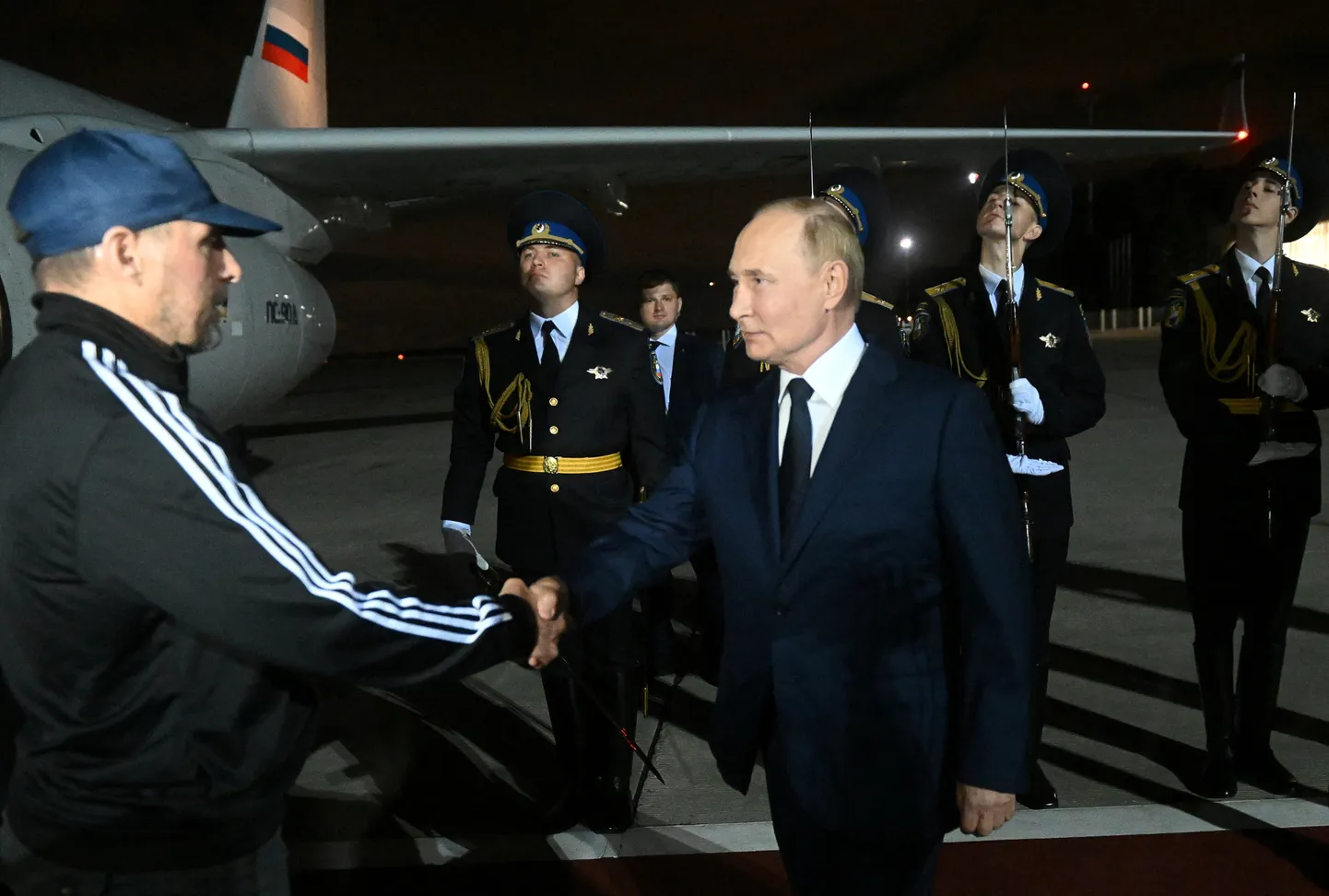 Venemaa president Vladimir Putin tervitas 1. augustil 2024 Moskvas Vnukovo rahvusvahelises lennujaamas Venemaa kodanikku Vadim Krassikovi, kes vabastati Venemaa ja lääneriikide vahelises vangide vahetuses.