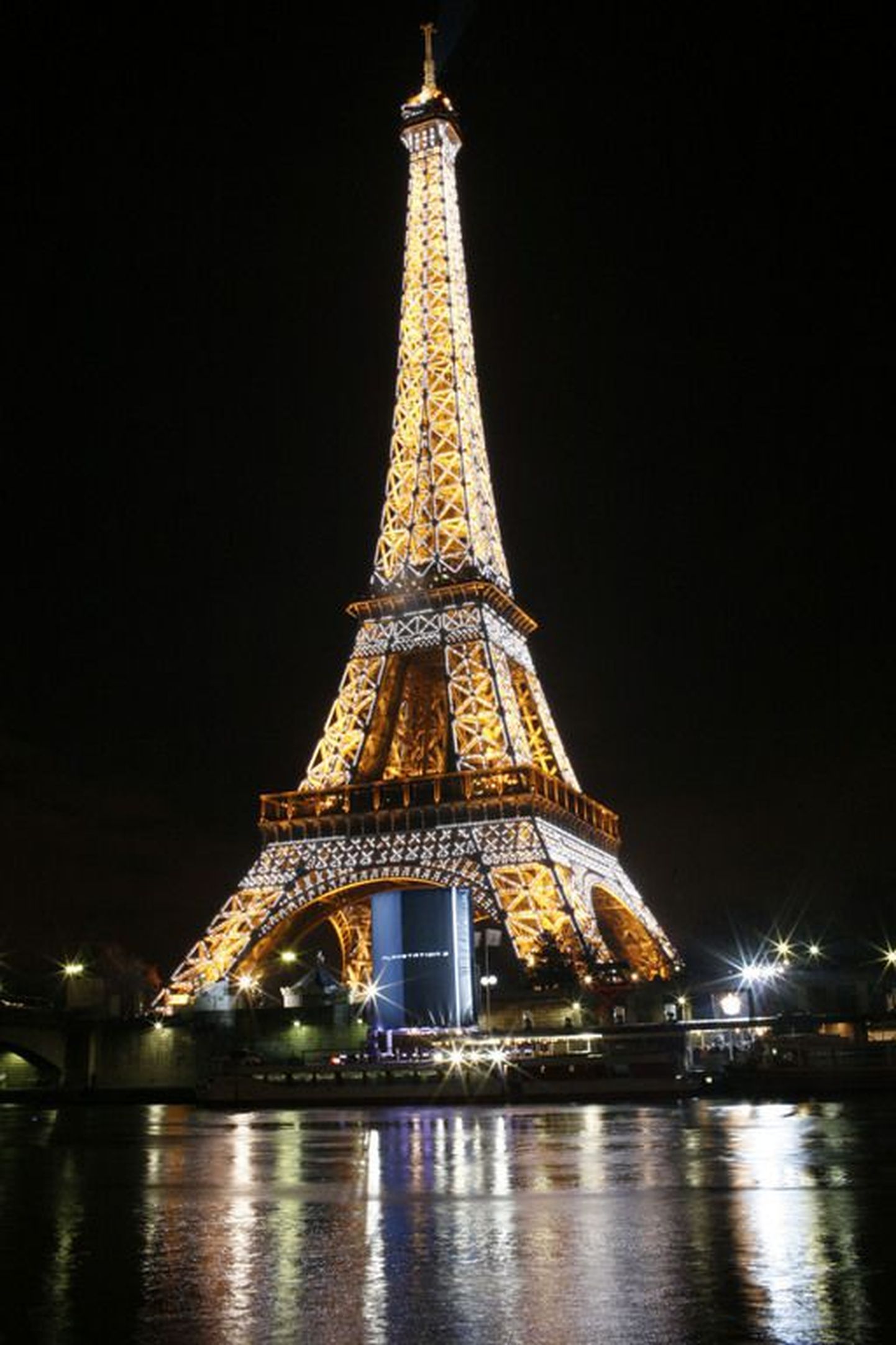 Õhtutuledes Eiffeli torn Pariisis.