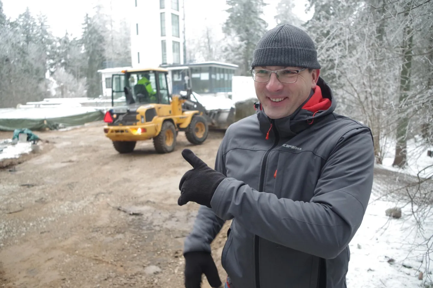 Rõuge vallavolikogu esimees Aigar Kalk viskas nalja, et Suur Munamägi tehakse meetri võrra kõrgemaks.