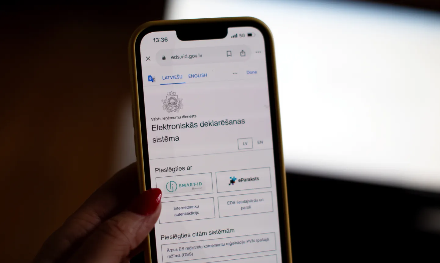Valsts ieņēmumu dienesta Elektroniskā deklarēšanās sistēmas mājaslapa mobilajā telefonā.
