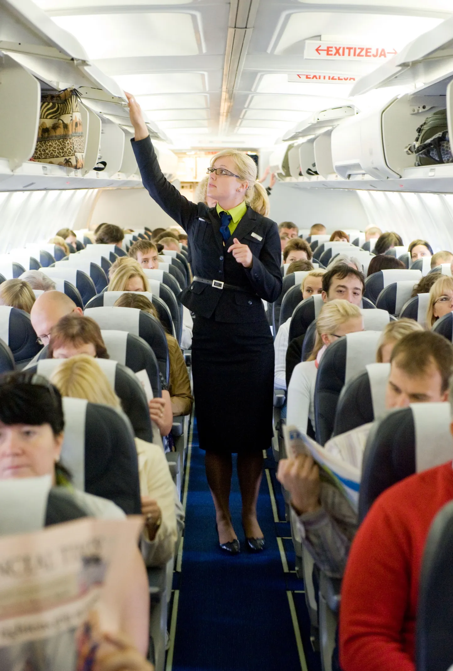 Стюардесса airBaltic за работой. Иллюстративный снимок.