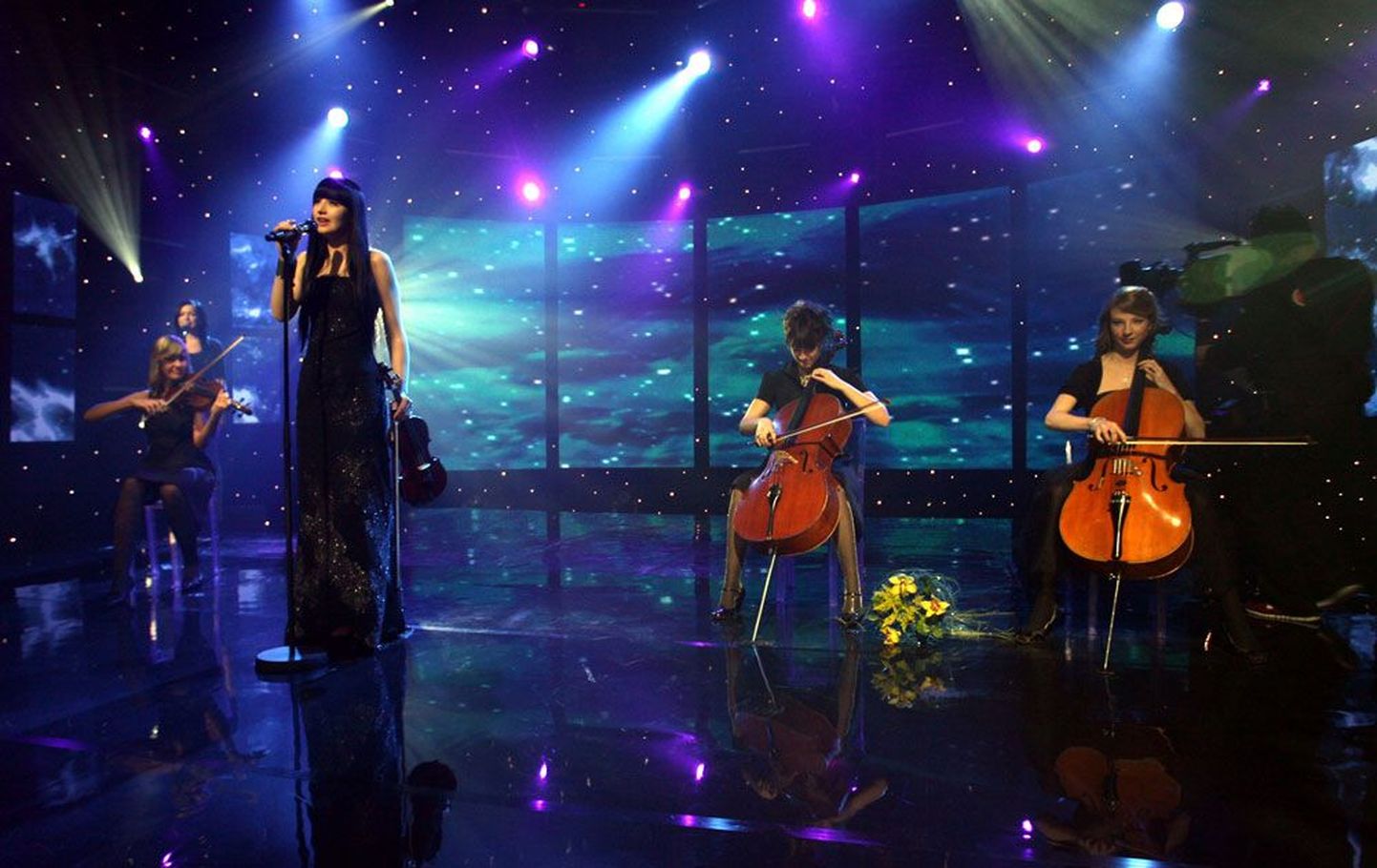 Moskvas peetud Eurovisiooni lauluvõistlusel esindas Eestit Urban Symphony Sven Lõhmuse lauluga «Rändajad».