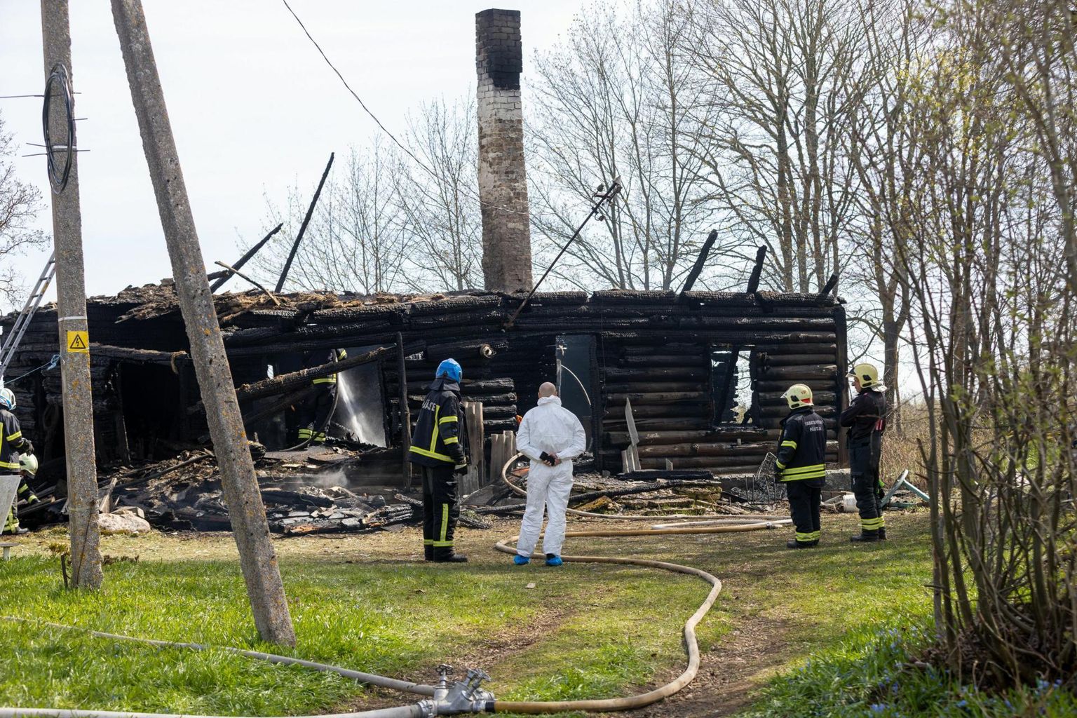 Tulekahjut Vasta külas märgati liiga hilja ja päästjatel ei õnnestunud maja hävingust päästa.