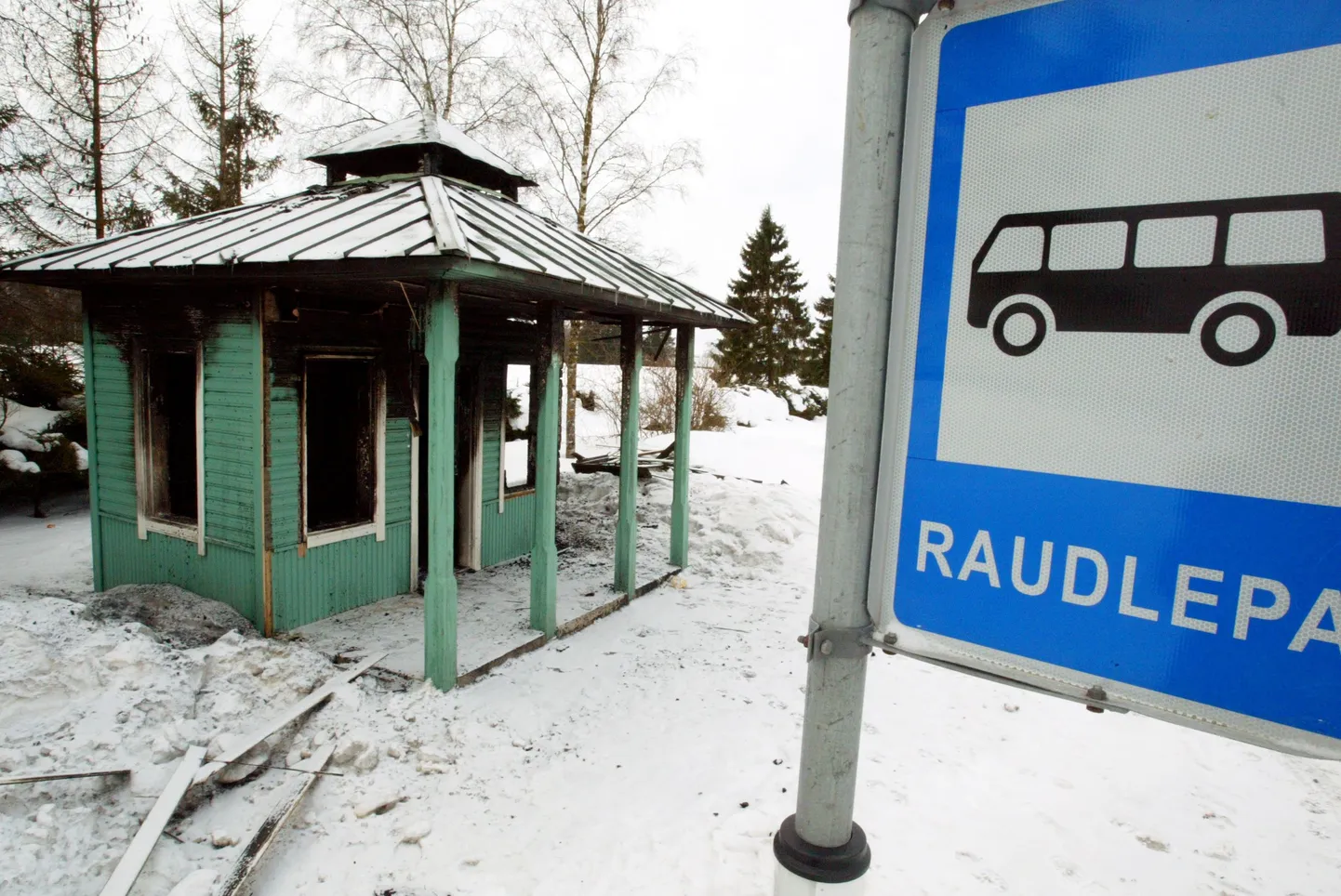Põlenud Raudlepa bussiootepaviljon.