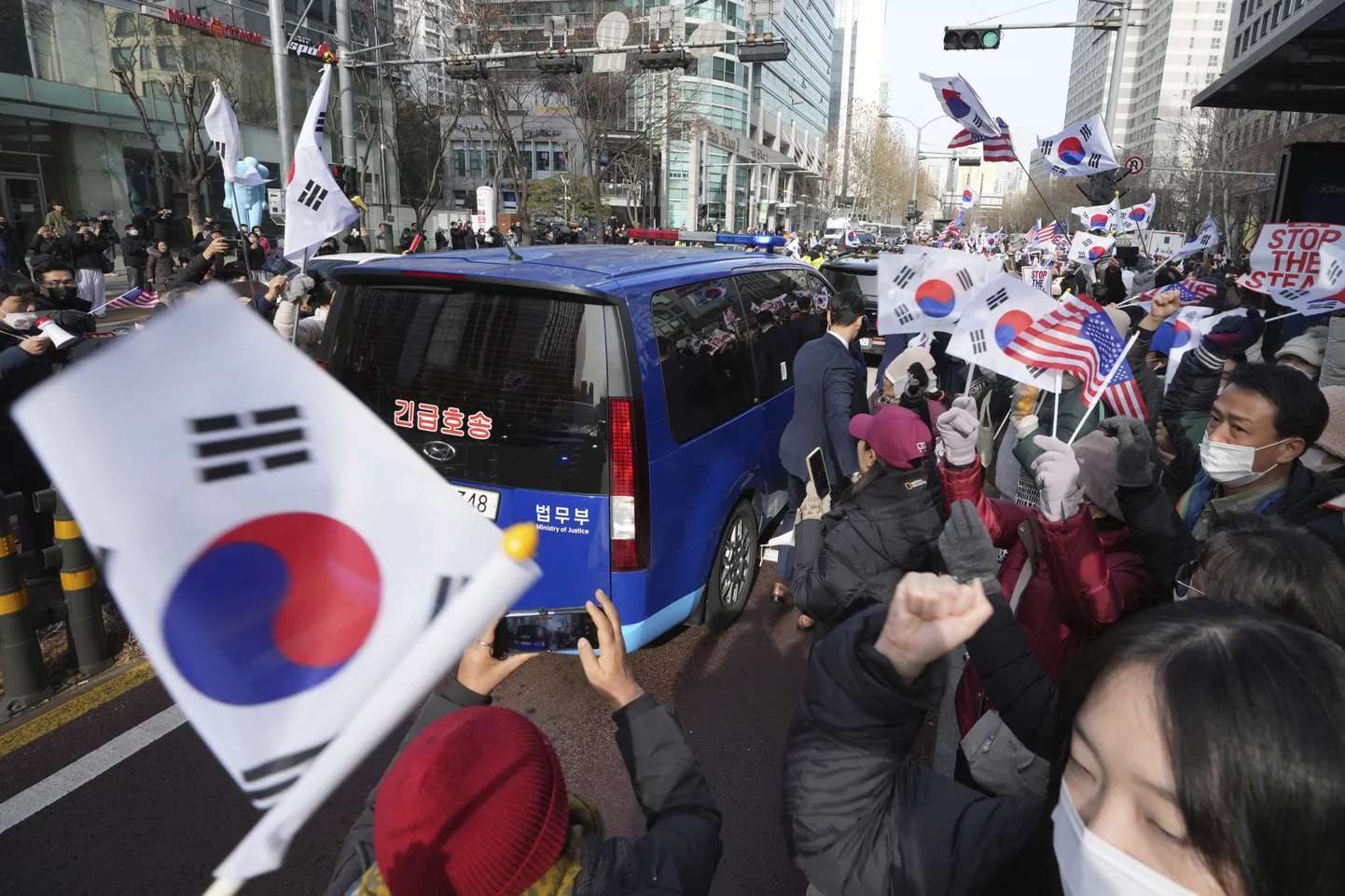 Lõuna-Korea presidendi Yoon Suk-yeoli pooldajad meelt avaldamas.