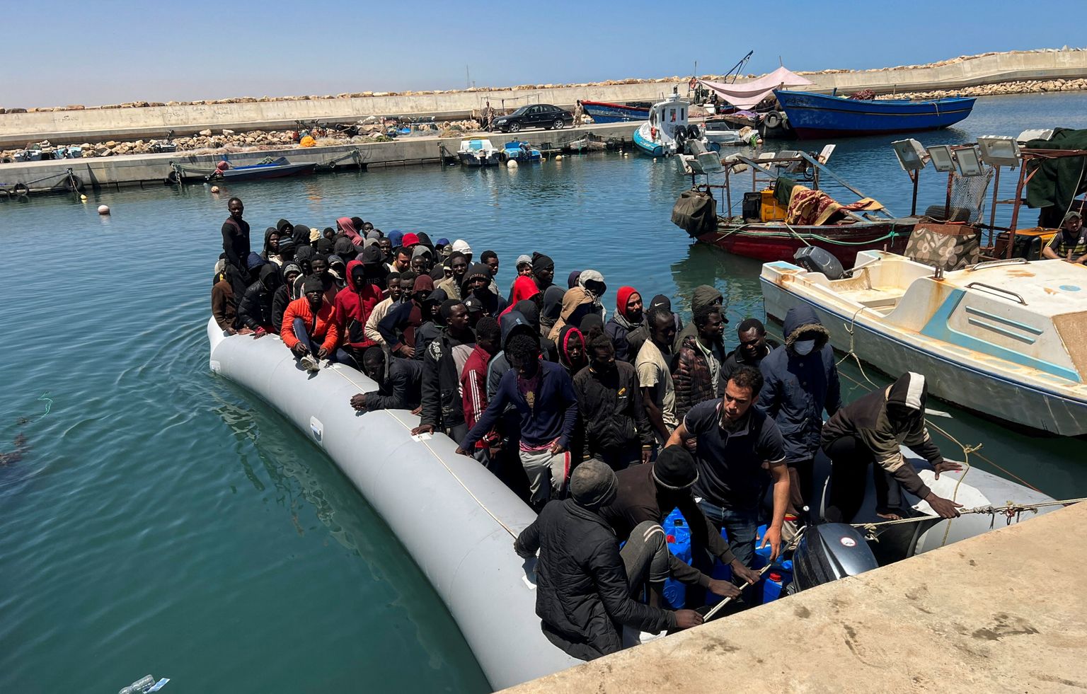 Liibüa rannikuvalve päästetud migrandid saabuvad Garabolisse 23. mai 2022. Pilt on illustratiivne.