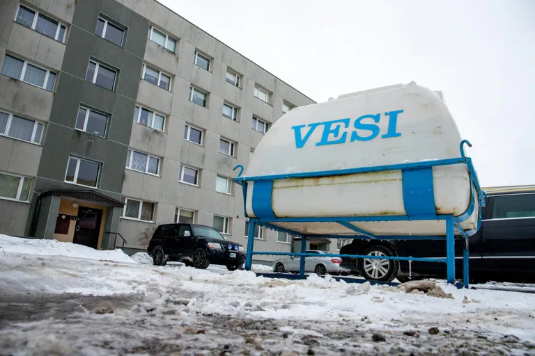 Mai 18 elanikele, kes olid lekkele järgnenud päeval endiselt veeta, toodi maja juurde veepaak.
