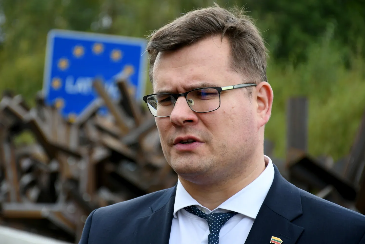 Lietuvas aizsardzības ministrs Laurīns Kasčūns (no kreisās), Latvijas aizsardzības ministrs Andris Sprūds, Igaunijas aizsardzības ministrs Hanno Pevkurs un Polijas Aizsardzības ministrijas valsts sekretāra vietnieks Staņislavs Vžateks piedalās preses konferencē pie Silenes robežkontroles punkta, kurā pārrunā NATO austrumu robežas stiprināšanas plānus.