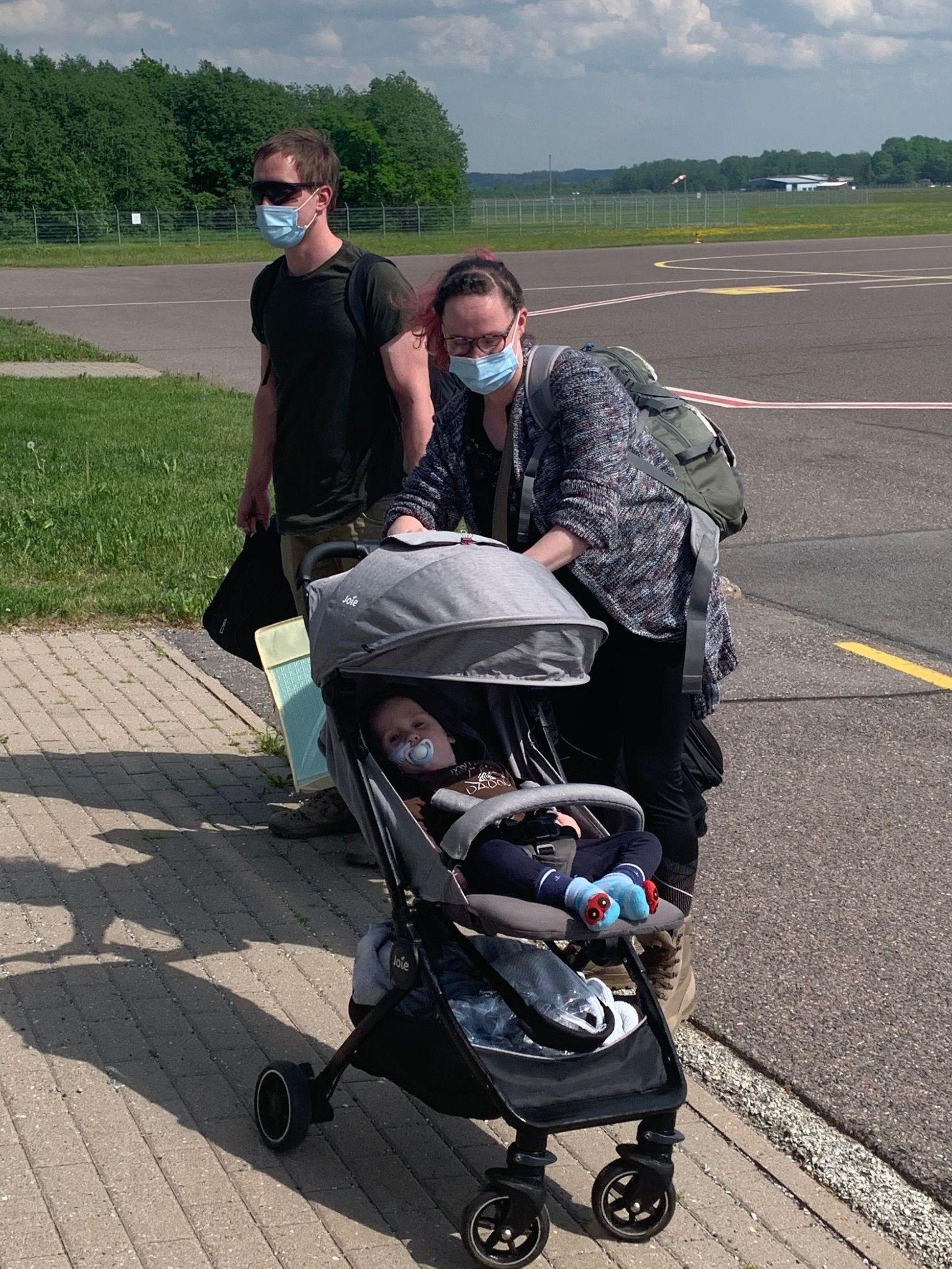 Mattias saabus koos vanematega Tartu lennujaama esmaspäeva õhtul.