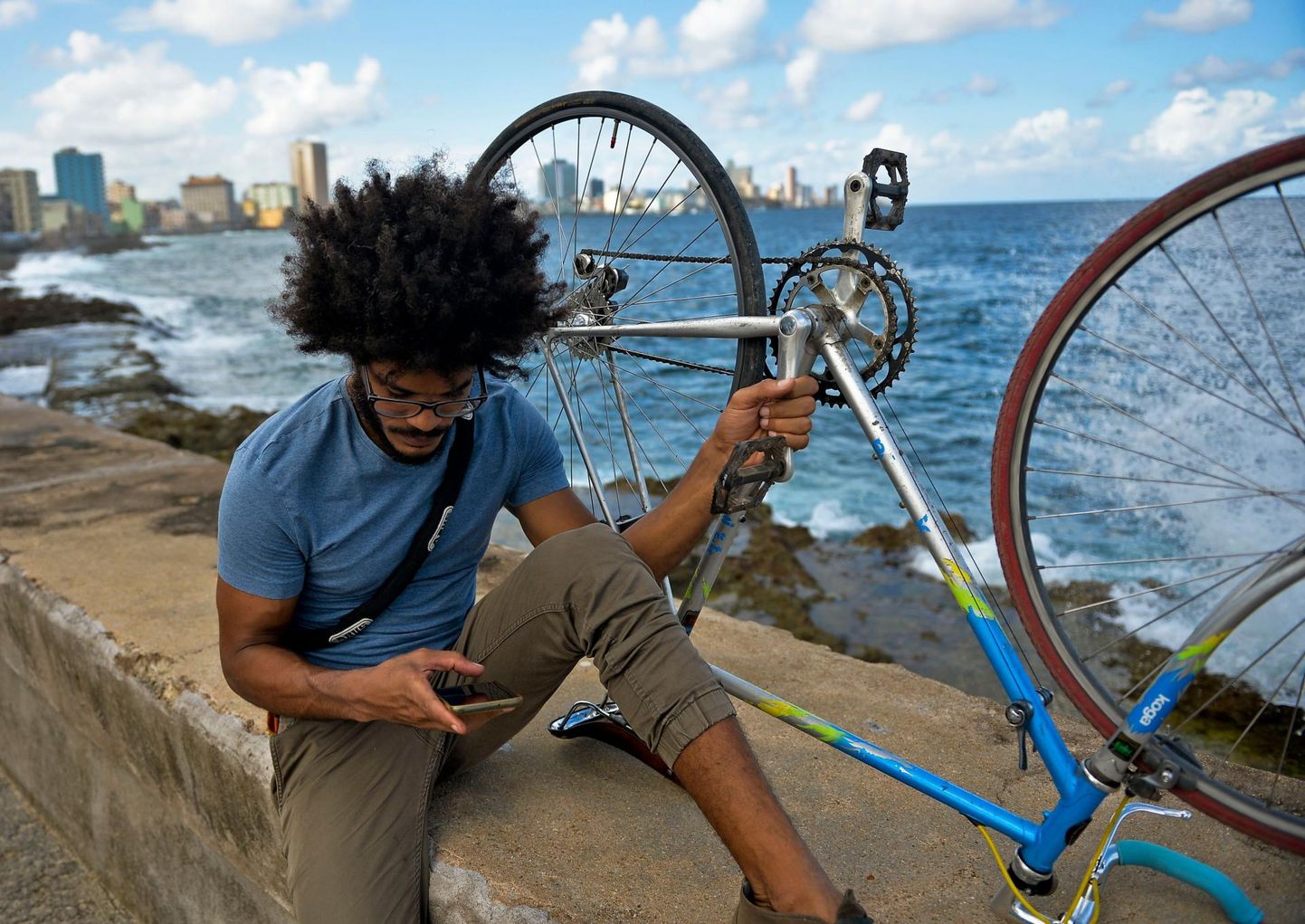 Kuubalane Yasser Gonzalez kasutab internetti muuhulgas jalgratturite ühisürituste korraldamiseks.