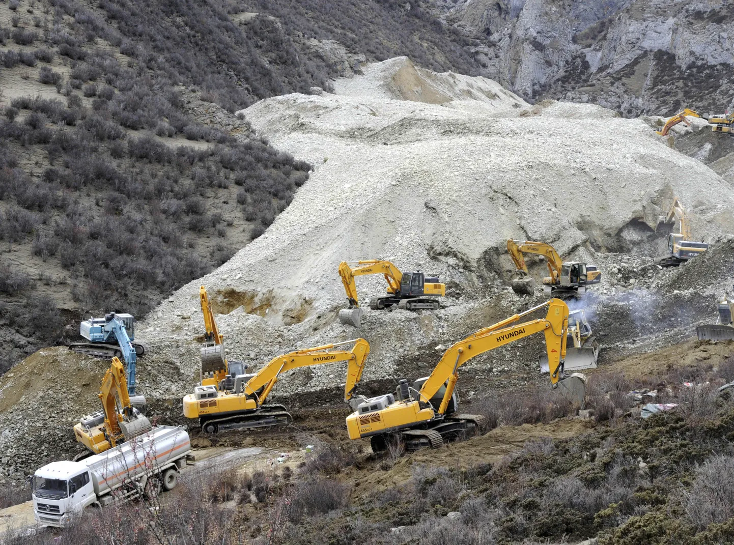 Ekskavaatorid otsivad Tibetis juhtunud maalihkes kadunuks jäänud töölisi.