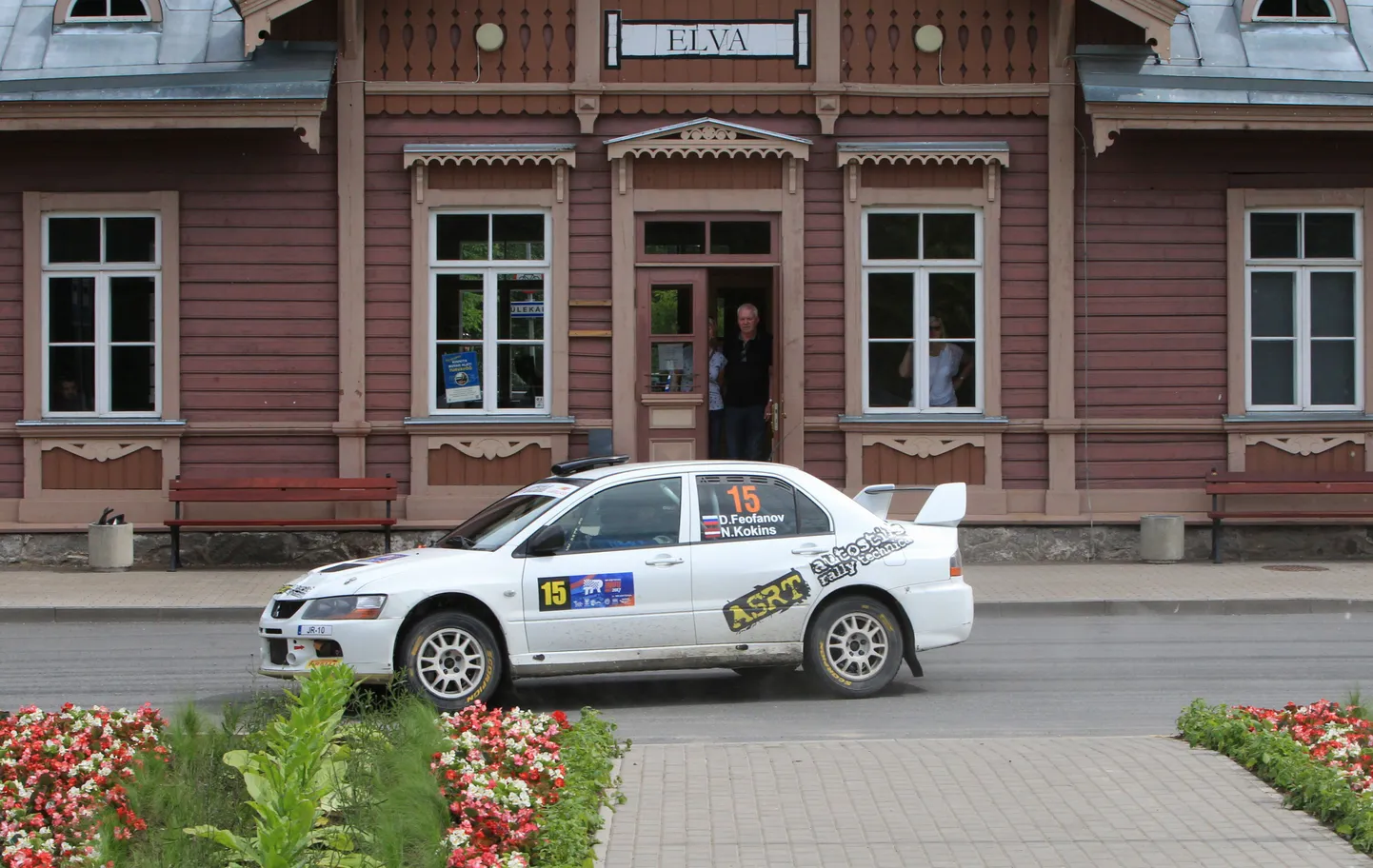 Tartu ralli Elva jaamahoone ees.