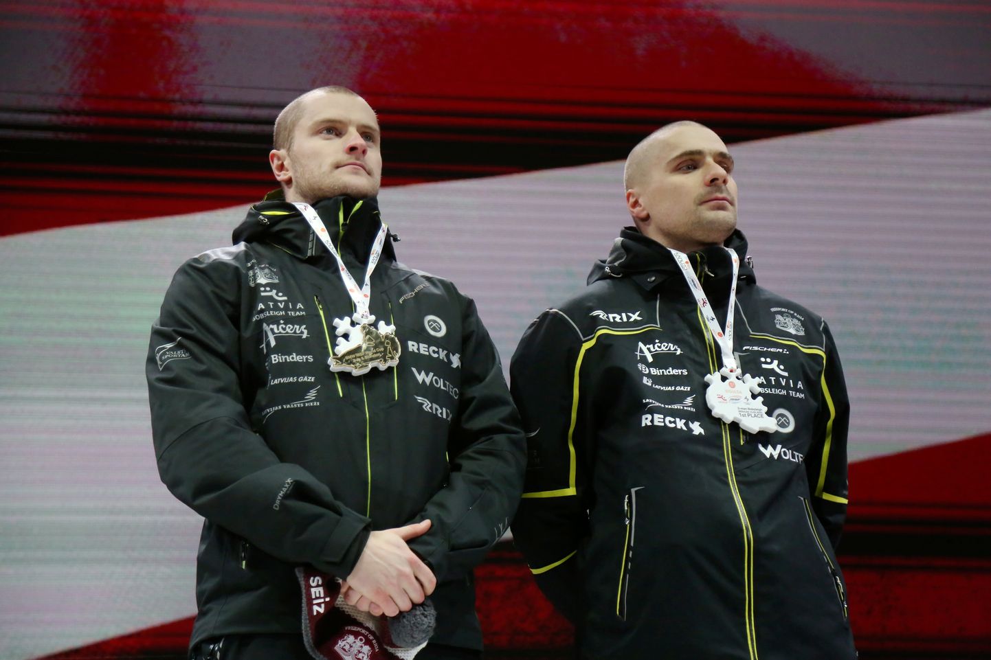 Latvijas bobslejisti Matīss Miknis (no kreisās) un Oskars Ķibermanis