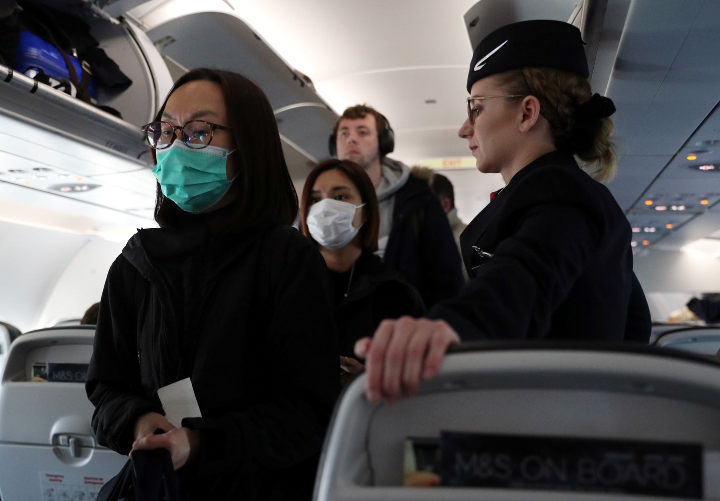 Люди в масках в самолете  British Airways.