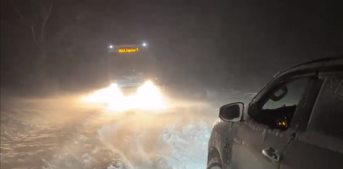Занесенный снегом автобус под Сабиле