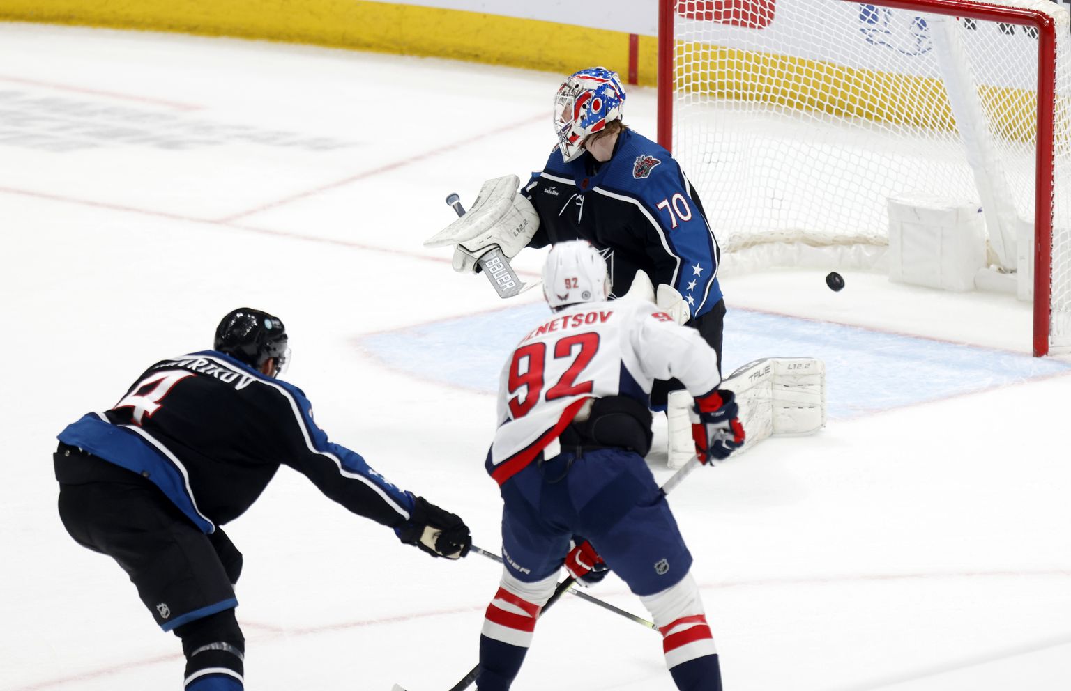 Jevgēņijs Kuzņecovs gūst uzvaras vārtus NHL mačā, pārspējot vārtsargu Jonasu Korpisalo.