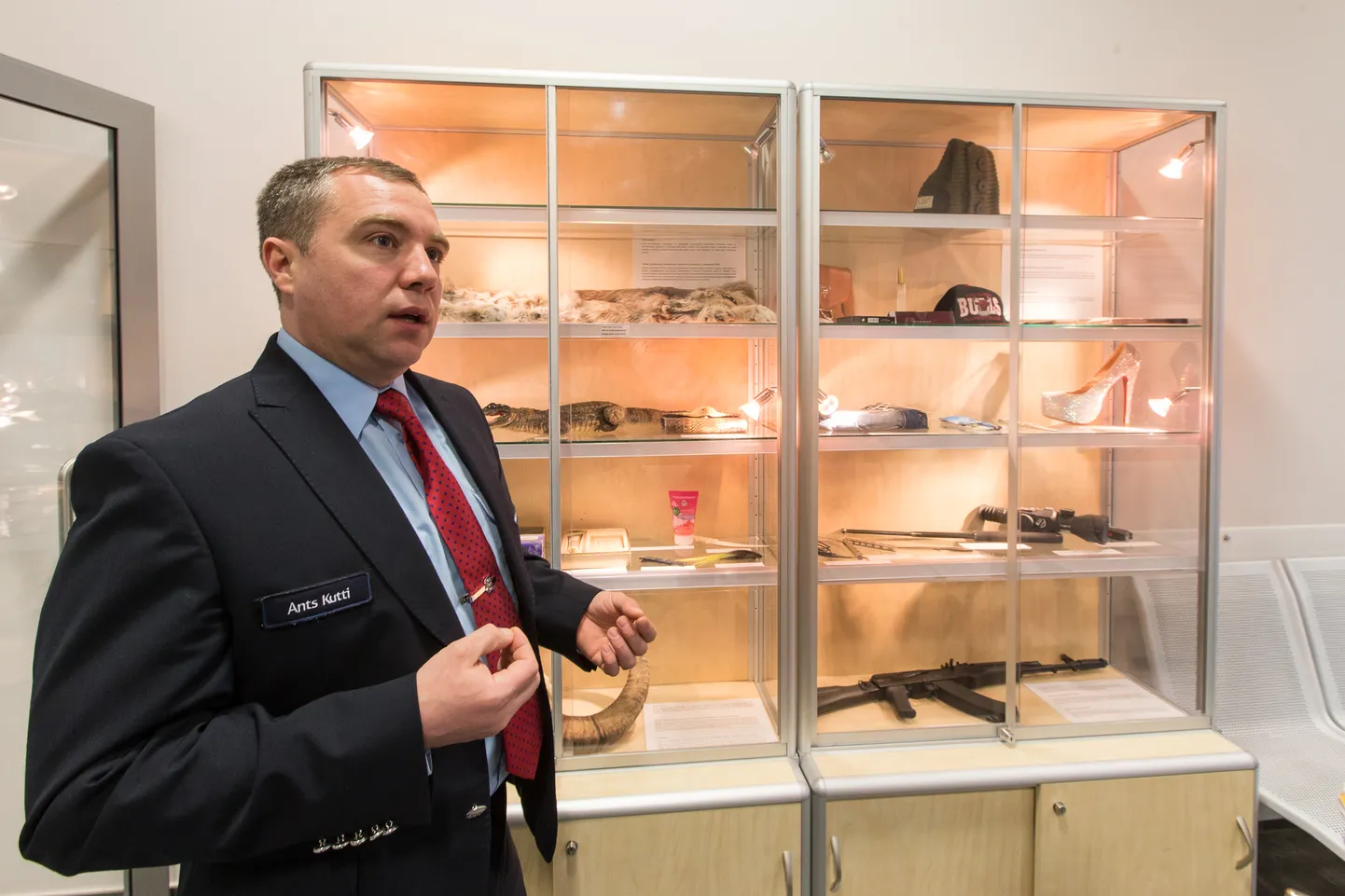 Esimeseks sammuks, et reisija aeg ootesaalis huvitavamalt mööduks, on maksu- ja tolliameti väljapanek konfiskeeritud esemetest. Ants Kutti sõnul on see tekitanud piiriületuse ootajate seas suurt huvi.