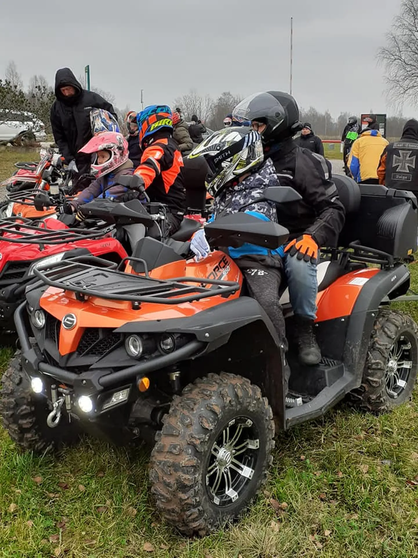 Valga Lions klubi koos Carma ja Last Chance motoklubi liikmetega viis Jaanikese motokeskuses Taheva asenduskodu lastele läbi heateopäeva.
