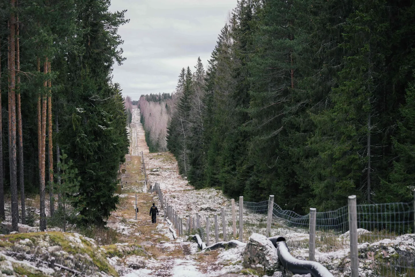 Soome piir vastu Venemaad Imatra lähedal Pelkolas. Foto on tehtud 18. novembril 2022 ja näha on Soome juhtivpiirivalvurit Juho Pellineni