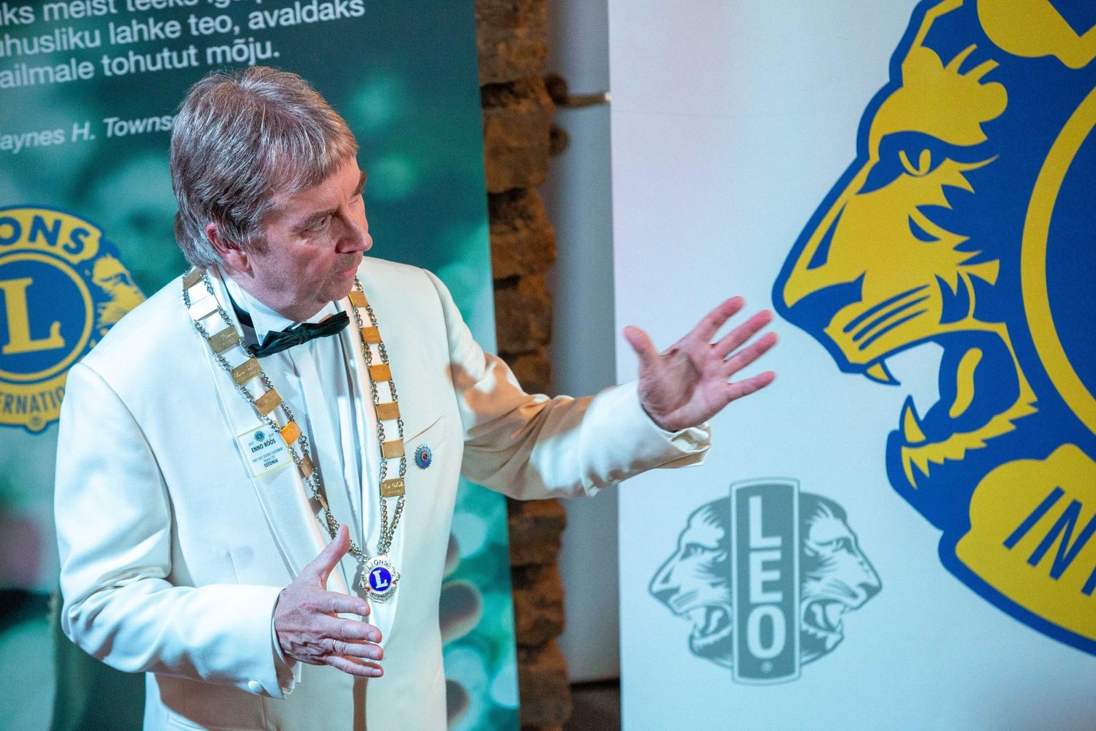 Lions Eesti piirkonna kuberneri ketti kannab aasta aega paidelane Enno Rõõs.