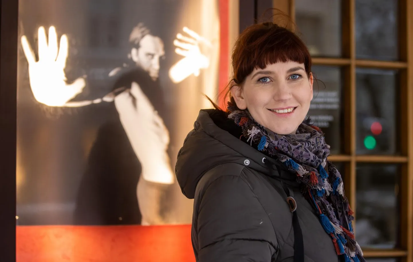 «Mefisto» lavastaja Kertu Moppel Eesti Draamateatri ees.