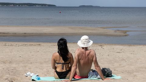 FOTOD ⟩ Võsu rand kogub hoogu: vesi on külm, aga rannalisi jagub